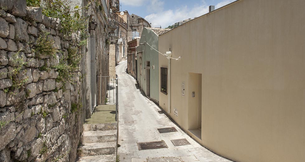 Scopri Modica - en Vicolo in quartiere Cartellone Maddalena Migliore