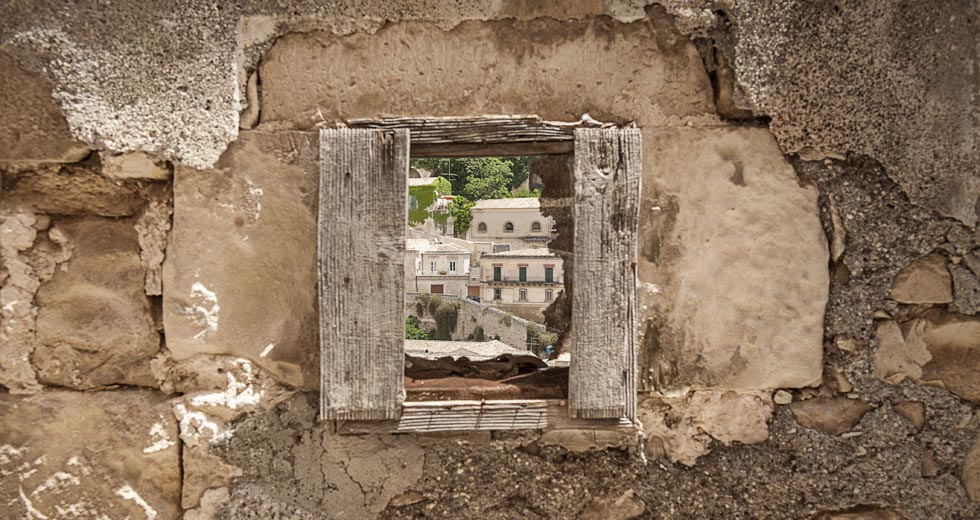 Scopri Modica - en Scorcio in quartiere Cartellone Maddalena Migliore